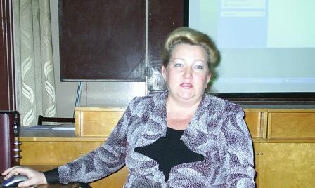 Елена Леонидовна помогает учителям школы в освоении новых информационных технологий.